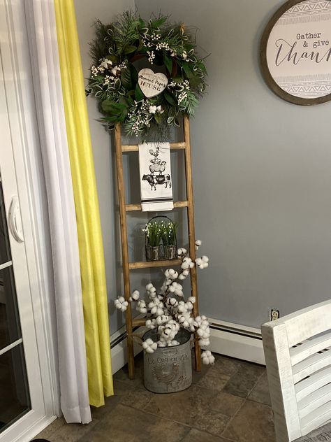 Ladder Decor Living Room, Farmhouse Ladder Decor, Old Ladder Decor, Corner Decor Ideas, Blanket Ladder Decor, Farmhouse Ladder, Ladder Ideas, Corner Decor, Blanket Ladder