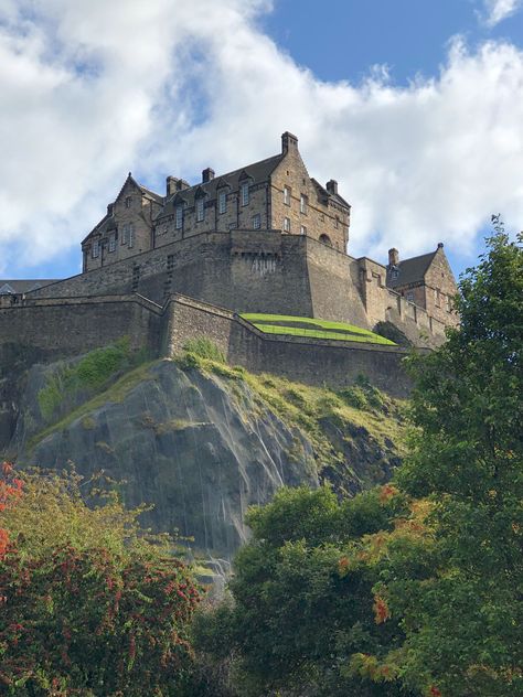 Edinburgh Castle Aesthetic, Scottish Culture Aesthetic, Medieval Britain, Edinburgh Castle Scotland, Edinburgh Scotland Travel, Scotland Aesthetic, Castles To Visit, Scotland History, Scotland Landscape