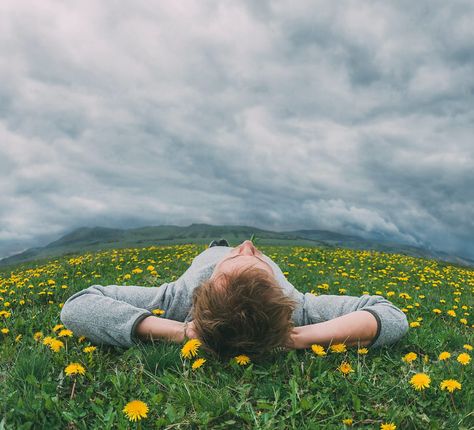 Man lying down on the grass in the middle of the meadow Quick Meditation, How To Get Sleep, Poses References, Quiet Time, The Grass, Guided Meditation, Short Film, Mind Body, Photography Ideas