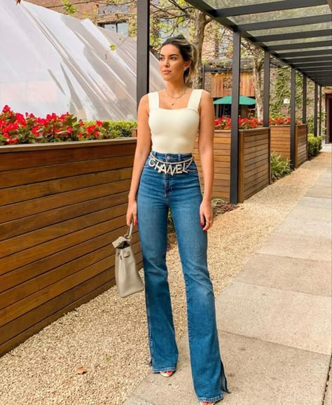 30 looks com calça jeans para se inspirar - Crescendo aos Poucos Outfits Con Jeans, Looks Jeans, Parisian Chic Style, Mode Chanel, Looks Chic, Vogue Fashion, Fashion Design Clothes, Elegant Outfit, Pop Fashion