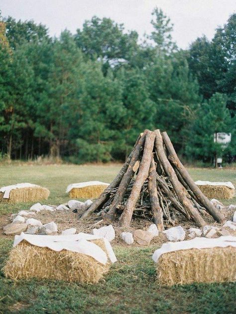 Backyard Wedding Reception Decorations, Outdoor Night Wedding, Bonfire Wedding, Fall Engagement Parties, Country Wedding Reception, Country Wedding Inspiration, Wedding Backyard Reception, Rustic Farm Wedding, Hay Bales