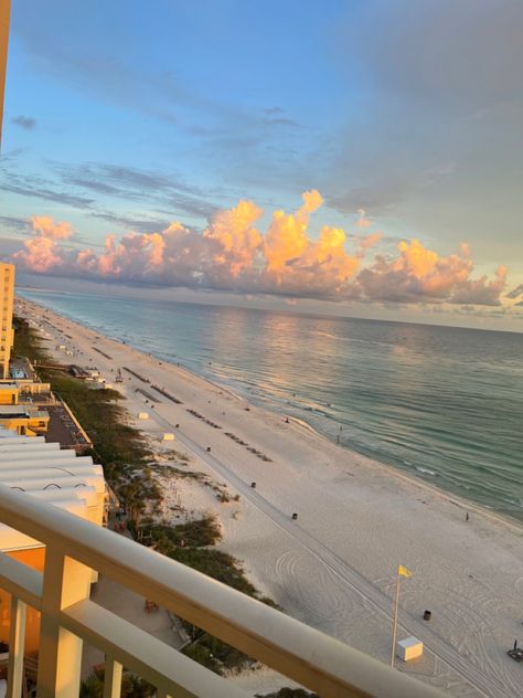 a picture taken in flordia of the pretty clouds ovet the ocean Beach Vacation Astethic, Florida Ocean, Flordia Keys, Living In Florida, Florida Beach, Florida City, Ocean Vibes, Pretty Landscapes, Vacation Pictures