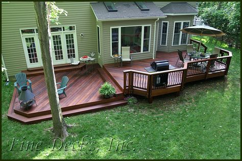 perfect - I like the step down on the lower part and the table area on the top part - just flip it around Pretty Patios, Patio Plan, Multi Level Deck, Low Deck, Deck Building, Patio Deck Designs, Deck Designs Backyard, Deck With Pergola, Deck Plans