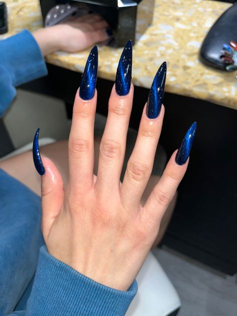 Aesthetic, blue nail polish, acrylic nail design inspo Blue Stiletto Nails, Pedicure And Manicure, Stilleto Nails Designs, Blue Gel Nails, Punk Nails, Blue Acrylic Nails, Pointed Nails, Blue Nail, Cat Eye Nails