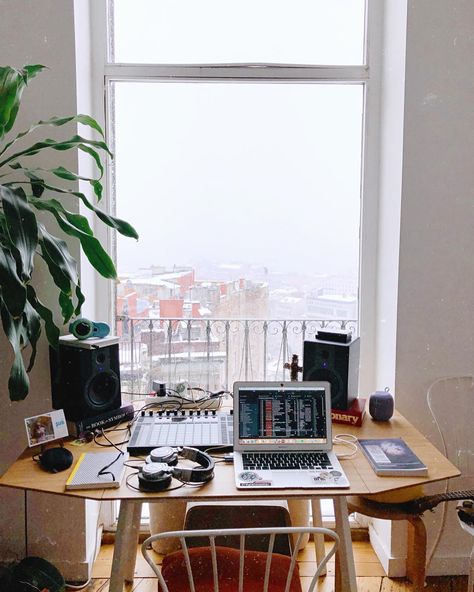 Elif on Instagram: “Music digging day 🎼👩🏻‍💻🎧 Greetings from a very snowy İstanbul ❄️☃️❄️ Happy Sunday 😘” Small Music Studio Ideas, Music Studio Ideas, Music Production Desk, Music Desk, Music Bedroom, Studio Vibes, Home Studio Ideas, Music Studios, Trendy Music