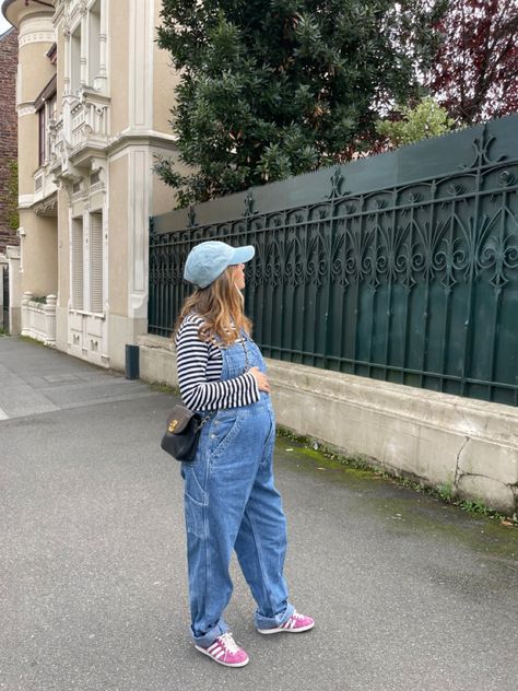 Salopette tenue de grossesse Pregnant Dungarees Outfit, Pregnant Outfit Ideas Summer, Indie Maternity Outfits, Trendy Maternity Outfits Fall, Cool Pregnant Outfits, Cute Bump Outfits, European Pregnancy Style, Gen Z Maternity Outfits, Trendy Maternity Outfits Winter