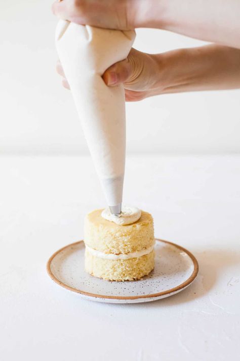 Single Serve Wedding Desserts, Individual Birthday Cakes Ideas, Sheet Pan Cakes, Mini Cakes Tutorial, Individual Wedding Cakes, Tiny Cake, Single Serve Cake, Cake Painting, Mini Cake Recipe