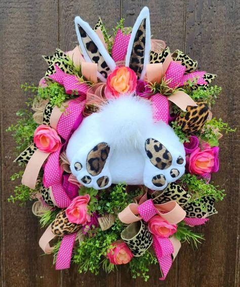 SHAKE YOUR BUNNY TAIL 🐰... This leopard print bunny butt Easter wreath is gorgeous with the PINK florals ... you can get it now in my store Available Now-Ready to Ship #tinasdecomeshwreaths🐰 Link in Bio Wreath Leopard, Spring Door Hanger, Easter Door Decor, Creative Box, Easter Door, Easter Bunny Wreath, Bunny Wreath, Floral Studio, Spring Door