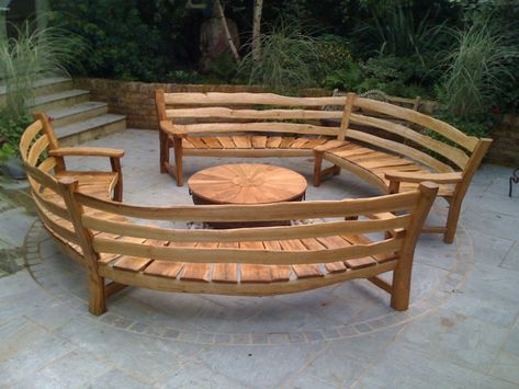 Curved Outdoor Benches, Wooden Bench Diy, Como Plantar Pitaya, Yard Benches, Fire Pit Bench, Diy Bank, Curved Patio, Bench Garden, Garden Bench Diy