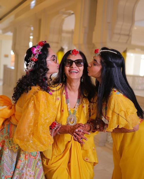 Haldi Sisters Poses, Haldi Bride Friends Poses, Haldi Bride Poses With Sister, Haldi Group Photos Bride, Mehendi Pics With Friends, Bridal Sister Poses, Haldi Poses For Bride's Sister, Indian Wedding Group Photos, Wedding Photo Ideas Sisters