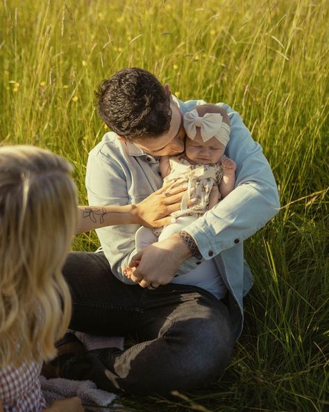 Happy 4th of July!🌟 I hope you all get quality family time today! Here are some photos of a lovely family I had a chance to photograph!🥰 #4thofjuly #familyphotos #familytime #newborn #newbornsession #photography #photographer #cinamatography #candid #firstbaby #bbq #familyportraits #love #couples #picnic #field #fieldphotography #photooftheday #beauty #dressup #smallfamily #familyofthree #babytime #tinytoes #photoshoot #fireworks #food #party #usa #blackandwhite Picnic Family Photoshoot, Picnic Field, Couples Picnic, Picnic Family, Outdoor Family Photoshoot, Picnic Photoshoot, Quality Family Time, Family Pic, Food Party