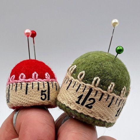 Wrist Pincushion, Diy Pin Cushion, Pin Cushions Patterns, Needle Cases, Small Sewing Projects, Needle Book, Slow Stitching, Pin Cushion, Sewing Notions