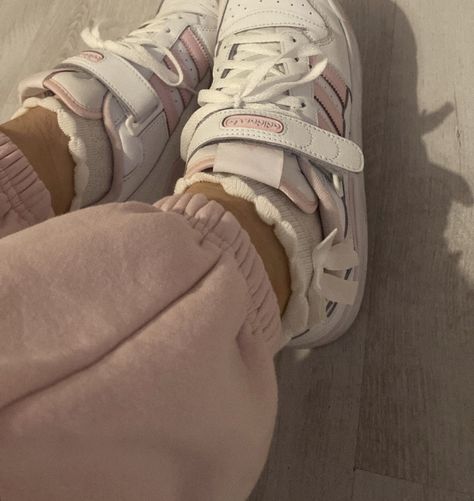 Pink and white fit Adidas Forum Low Pink, Pink And White Adidas, Light Pink Shoes, Forum Low, Pretty Shoes Sneakers, Adidas Forum, Shoe Wishlist, Pink Sneakers, Pink Adidas