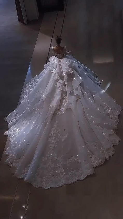 look at this dress omg Ball Gown With Long Train, Big Gowns Princesses, Wedding Dress Dream, Wedding Dresses With Tiara, 3 In One Wedding Dress, Princess Dress Wedding Gowns, Big Princess Wedding Dress, Tiktok Wedding Dress, Lavish Wedding Dress