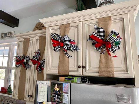 Cabinets Decorated For Christmas, Christmas Kitchen Cupboard Decor, Christmas Ribbon On Kitchen Cabinets, Ribbon On Cabinet Doors, Chrismas Dekoration, Christmas Kitchen Cabinets, Cozy Christmas Kitchen, Kitchen Organizing Ideas, Christmas Kitchen Decor Ideas