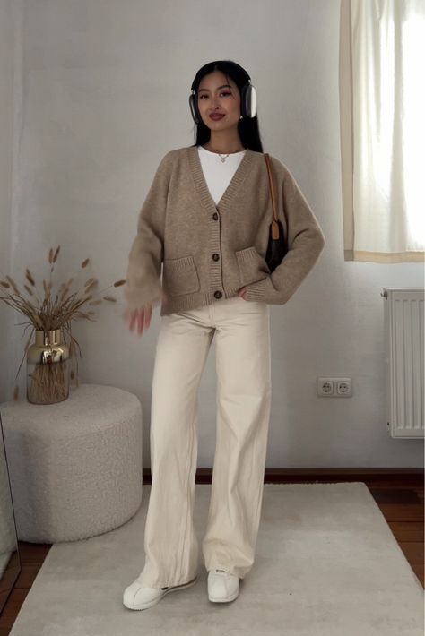 Modest Neutral Outfits, Outfits With Brown Jeans, White Jeans Outfit Aesthetic, Winter Outfit Skirt, Neutral Aesthetic Outfits, White Cardigan Outfit, Sweatpants Aesthetic, Outfit Sweatpants, Summer Outfits School