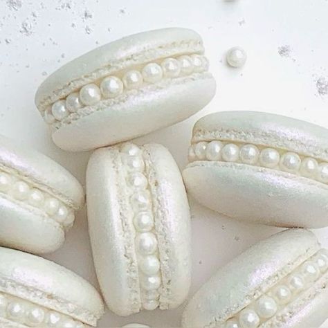 Bachelorette Macarons, Macaron Ideas Decorated, Pearl Bridal Shower Cake, Wedding Ideas Pearls, Pearl Party Ideas, Engagement Macarons, Pearls And Persecco Bridal, Bridal Macarons, Bridal Shower Macarons