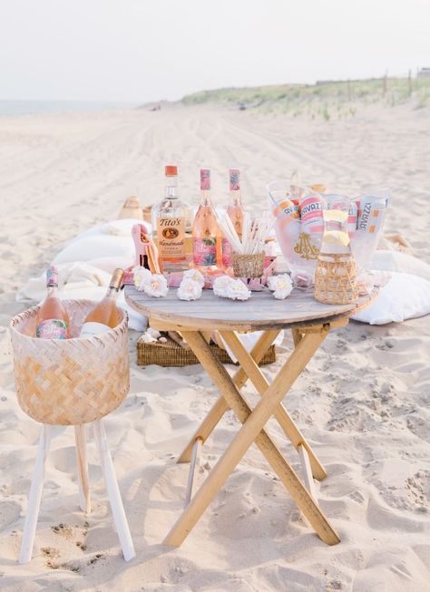 Beach Dinner Parties, Beach Picnic Party, Picnic Dinner, Birthday Picnic, Beach Dinner, Picnic Inspiration, Backyard Picnic, Picnic Decorations, Picnic Birthday