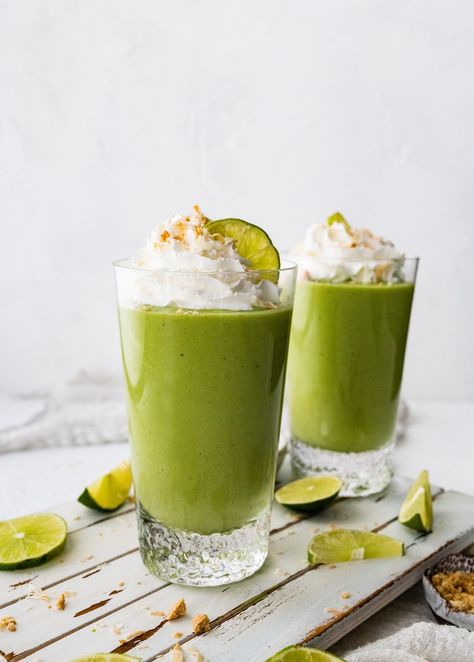 This key lime pie smoothie is creamy, tangy and tastes like a slice of key lime pie, but is made with healthy ingredients and packed with protein. Easy to make, vegan + dairy-free! Key Lime Pie Smoothie, Best Healthy Meals, Vegan Key Lime Pie, Vegan Key Lime, Freeze Avocado, Bird Food Recipes, Healthy Fruit Smoothies, Eating Bird Food, Key Lime Juice