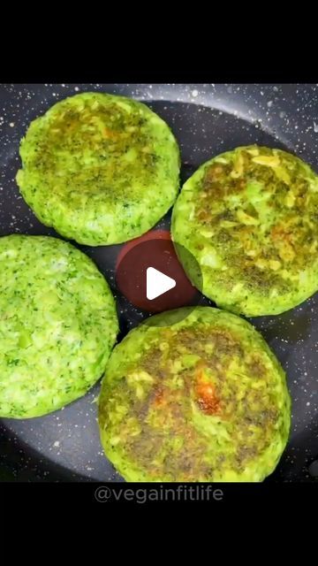 VegainFit Life on Instagram: "🥦🍔 Elevate Your Burger Game with Broccoli Burgers! 🌟

Created with just 3 simple ingredients, these broccoli burgers by @Giuseppe_healthy are a delicious and nutritious twist on the classic burger! Packed with flavor and easy to make, they're perfect for a quick and healthy meal option.

📝 Ingredients for 4 burgers:

2 medium broccoli florets
2 tablespoons vegan parmesan cheese
3 tablespoons breadcrumbs (or oatmeal)
Salt to taste
🍽️ Procedure:

Wash the broccoli florets and soak them in boiling water for 8-10 minutes until soft.
Drain the broccoli, remove the stems, and squeeze out excess water.
Combine the broccoli with vegan parmesan cheese, breadcrumbs (or oatmeal), and salt. Mix until well blended.
Shape the mixture into burger patties. For an extra t Broccoli Burger, Broccoli Burgers, Giuseppe Healthy, Classic Burger, Burger Patties, Vegan Parmesan Cheese, Cheese Burger, Recetas Keto, Vegan Parmesan