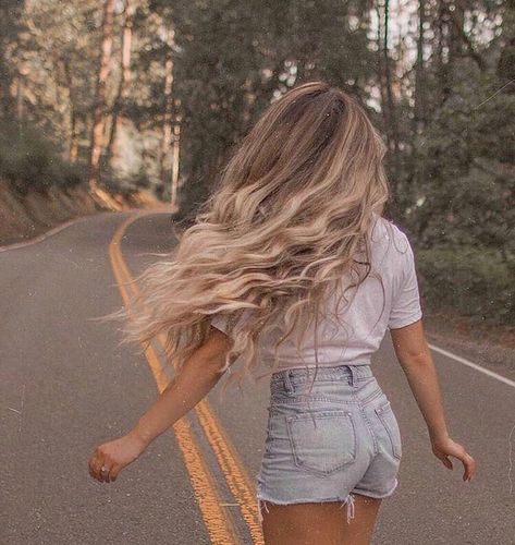 Blowing In The Wind, Foto Tips, Brown Blonde Hair, Grunge Hair, Aesthetic Hair, Blonde Hair Color, Daily Reminder, Pretty Hairstyles, Hair Highlights