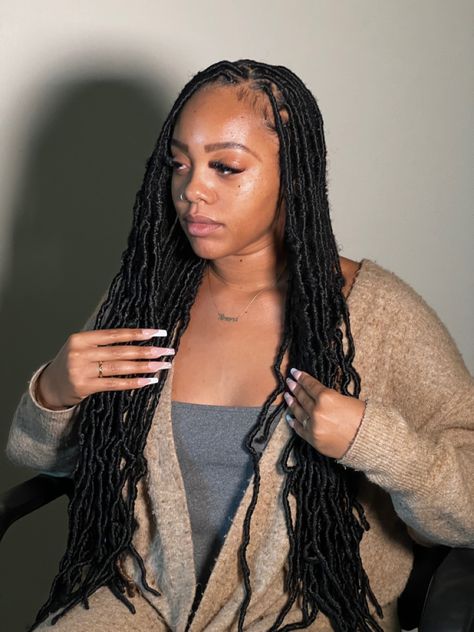 Soft Knotless Locs, Free Parts Soft Locs, Barrel Twist Soft Locs Women, Soft Locs Knotless, Seren Locs Hairstyles, Flat Faux Locs, Flat Soft Locs, Soft Faux Locs Medium Length, Medium Soft Locs Hairstyles