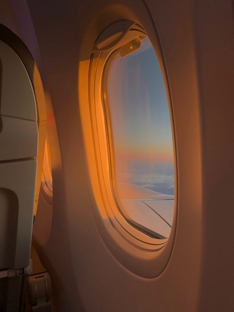 Airplane Pictures Window Seats, Aeroplane Window View, Flight Window Pics, Window Seat Airplane, Airplane Aesthetic, Airplane Seats, Plane Window, Aesthetic London, Window Siding