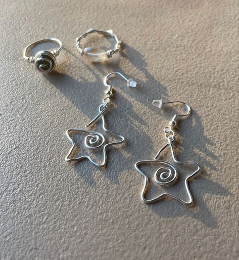 Wire Star Pendant, Homemade Wire Earrings, How To Make Star Earrings, How To Make A Star Out Of Wire, Diy Star Accessories, Diy Star Necklace, Star Bead Jewelry, Earings Home Made, Space Jewelry Diy