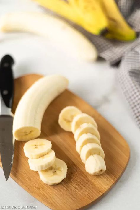 Learn how to freeze bananas so you can easily use them for smoothies or for baking. I love freeze bananas to use in banana bread and I love using frozen slices of bananas in my Smoothies. Learn how to save money by freezing bananas. #eatingonadime #freezertips #bananas Freezing Bananas, Banana Photography, Smoothies Banana, Banana Phone, Freezing Fruit, Sliced Banana, Freezing Food, Weekly Meal Prep, Banana Slices