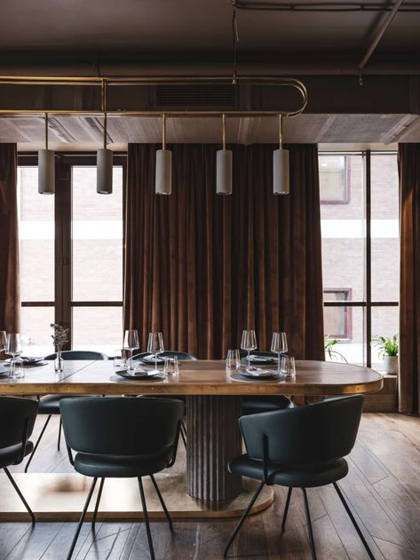 Photo by Mikhail Loskutov. Communal Dining Table, Communal Table Restaurant, Communal Table Design, Private Dining Room Restaurant, Communal Dining, Clover Club, Lobby Seating, Cream Living Rooms, Pub Design