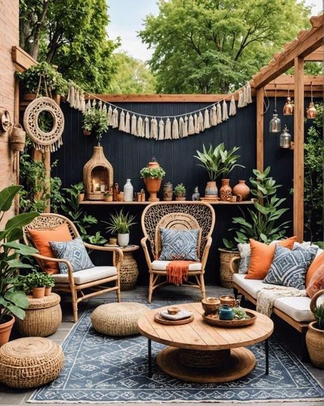 Small Boho Porch Ideas, Boho Deck Patio, Boho Backyard Patio, Palette Outdoor Furniture, Tulum Decor, Bohemian Patio Decor, Boho Outdoor Patio, Boho Patio Ideas, Patio Decor Inspiration