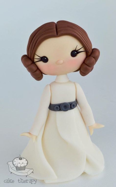 Princess Leia by Cake Therapy Star Wars Cake Toppers, Star Wars Birthday Cake, Star Wars Princess, Star Wars Cake, Fondant Cake Toppers, Fondant Tutorial, Fondant Decorations, Star Wars Birthday, Fondant Figures