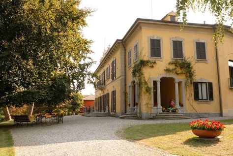 An 18th Century Italian Villa Fit For Royalty is on Airbnb Italy Apartment, Villas In Italy, Old Fireplace, Italian Villa, Princess Beatrice, Princess House, Beautiful Villas, Grand Staircase, Property Development