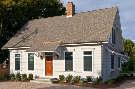 Center chimney Cape Cod Style home, 5-bay facade, no dormers, shed-like overhand over front door Country Garage Doors, Modern Cape Cod Exterior, Cape Cod House Interior Ideas, Cape House Exterior, Country Garage, Cape Cod Architecture, Cape Cod Exterior, Cape Cod House Exterior, New England House