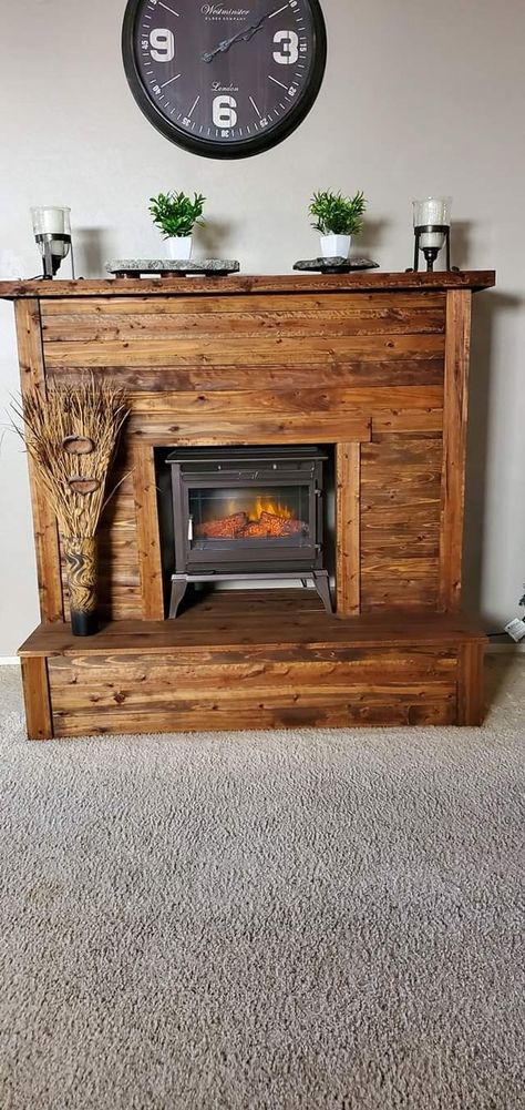 Diy Pallet Fireplace, Fireplace Insert Makeover, Pallet Wood Fireplace, Diy Gas Fireplace, Cabin Fireplace Ideas, Fake Fireplace Diy, Silversmith Studio, Fireplace Faux, Pallet Fireplace