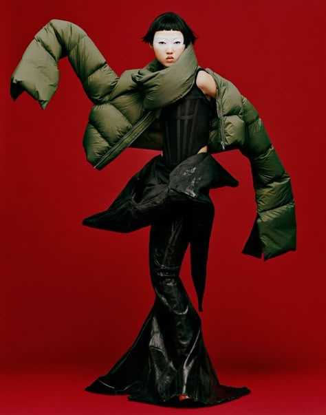 Fashion story with modern athletic attitude and futuristic 'puffer' coats and jackets for Grazia China. Kim Ig, Avant Garde Photography, Silhouette Mode, Jason Kim, High Fashion Poses, Mode Editorials, High Fashion Editorial, High Fashion Photography, Avant Garde Fashion