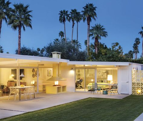 70s House Aesthetic, Palm Springs Exterior, California Mid Century, Palm Springs Homes, Mid Century Palm Springs, Oasis In The Desert, Palm Springs Architecture, Midcentury Architecture, Palm Springs Home