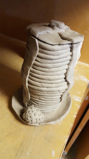 Pancakes coil pot Spiral Clay Bowls, Coil Pinch Pot Ideas, Coil Building Pottery, Big Clay Projects Ideas, Clay Cylinder Projects, Coil Method Ceramics, Cylinder Ceramic Ideas, Coil Vessels Ceramics, Ceramic Coil Vase