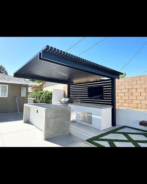 4K Aluminum Inc. on Instagram: “Are you ready to take your outdoor living space to the next level? Look no further than 4K Aluminum! We have the most versatile aluminum…” Meja Outdoor, Outdoor Bbq Area, Outdoor Bbq Kitchen, Modern Backyard Landscaping, Outdoor Kitchen Design Layout, Backyard Kitchen, Patio Cover, Outdoor Kitchen Patio, Backyard Remodel