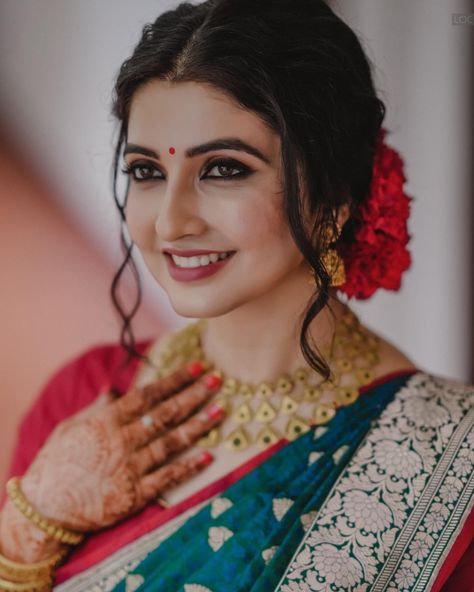 Bengali Party Makeup Look, Wedding Hair Trends, Party Makeup Looks, Bengali Bridal Makeup, Bridal Makeup Images, Makeup Images, Post Photo, Wedding Frame, Hotel Bedroom