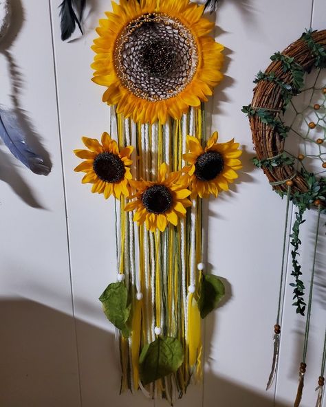 Sunflower Dream Catcher, Sunflower Dreamcatcher, Sunflower Ideas, Diy Dream Catcher Tutorial, Dream Catcher Patterns, Dream Catcher Tutorial, Sunflower Crafts, Macrame Dream Catcher, Dream Catcher Craft