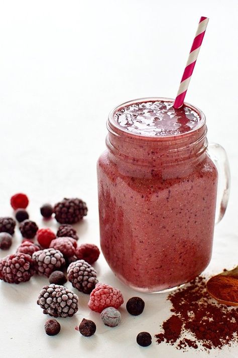 Chocolate Berry Smoothie, Frozen Smoothies, Cacao Smoothie, Dash Diet Recipes, Sweet Smoothies, Blueberry Chocolate, Paleo Recipe, Diet Smoothie Recipes, Healthy Blueberry