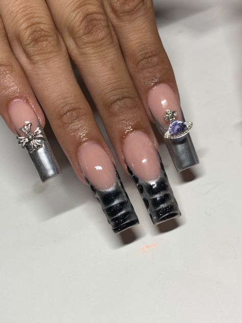 #y2knails #y2k #viviennewestwood #nails Y2knails Design, British Chav Nails, Viven Westwood Nails, Y2k Nails Medium Length, Y2k Aesthetic Nails Short, Dark Y2k Nails, Ongles Y2k, Subversive Nails, Grunge Y2k Nails