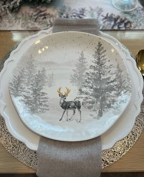 Christmas Tableware Plates, Christmas Dinnerware Sets, Winter Entertaining, Christmas Dinnerware, Christmas Table Centerpieces, Winter Table, Table Setting Decor, Christmas Living Rooms, Woodland Christmas