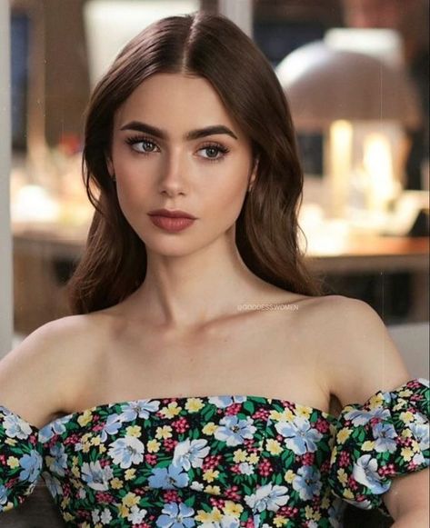 Lily Colins Make Up, Lily Colins Aesthetic, Brunette Actresses Under 30, Lily Collins Hair Color, Small Eyes Aesthetic, Lily Colin, Lily Collins Makeup, Emily In Paris Lily Collins, ليلي كولينز