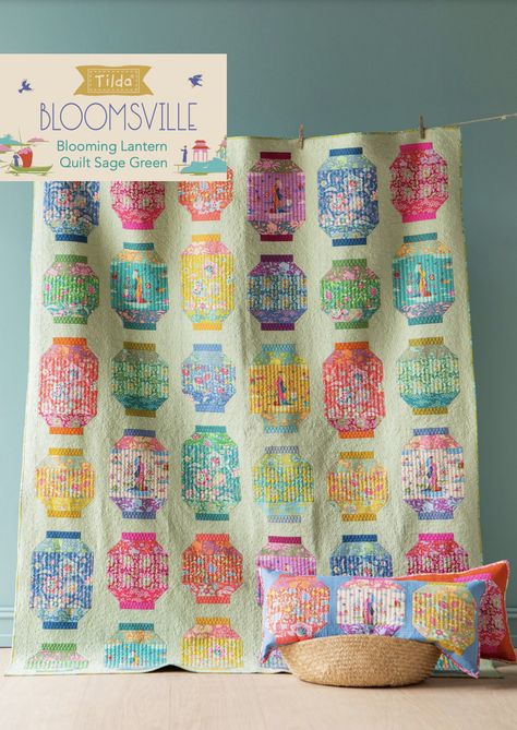 Tilda's Bloomsville Fabric line looks AMAZING in this FREE quilt pattern! Texas Quilt, Charm Packs Fabric, Dove White, Free Pattern Download, Quilt Stores, Free Spirit Fabrics, Garden Quilt, Precut Quilts, Colorful Quilts