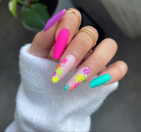 April Nail Ideas 2024, Bright Spring Nails 2024, Fun Bright Nail Designs, Neon Nail Designs 2024, Nail Printemps, Cute Neon Nail Ideas, Multicolor Nails Summer, Colorful Flower Nails, Spring Nails Bright