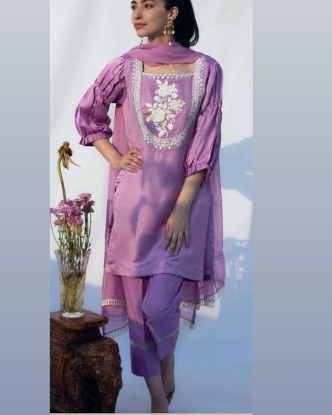 Lavendar Dress Outfits Indian, Pakistani Cotton Suits Design, Lavendar Dress, Simple Kurta Designs, Kurti Embroidery Design, Casual Indian Fashion, Girls Frock Design, Pakistani Fashion Party Wear, Pakistani Dresses Casual