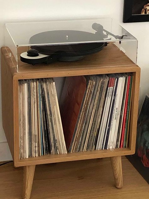 Apartment Vinyl Record Collection, Record Side Table, Small Record Table, Table For Record Player, Record Player Set Up Aesthetic, Aesthetic Nightstand Ideas, Room With Vinyl Records, Aesthetic Turntable, Vynil Record Shelf