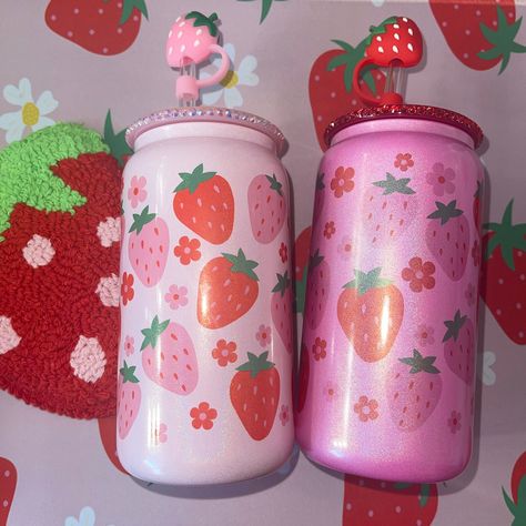 It's Christmas season! This glass can is perfect Christmas gift  16 oz Options  Pick from pink or hot pink glass can with strawberry design Choose if you would like the glass only or the bundle with a strawberry mug rug and strawberry neoprene coaster and pink or red strawberry straw topper Choose if you want the pink lid or red lid. The matching strawberry straw topper will be the color of the lid you choose All lid options come with the matching strawberry decal on the lid All options come wit Strawberry Stuff, Strawberry Things, Beer Glass Can, Strawberry Design, Tumbler Glass, Cute Water Bottles, Christmas Tumbler, Cute Strawberry, Red Strawberry